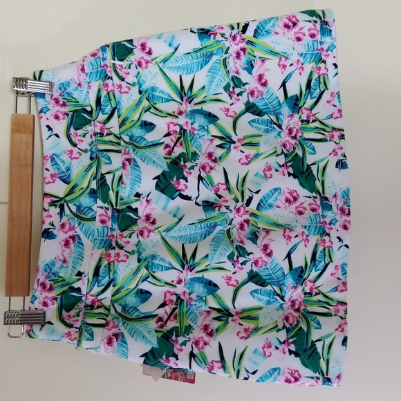 Tommy Bahama Floral Print Skorts with Green Visor Size S - Picture 7 of 13